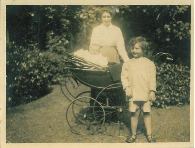 Jessie Lightfoot with Francis' sister Ianthe and brother Edward